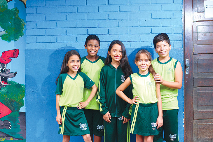 Cada estudante será contemplado com blusas de manga curta, camiseta regata, calça, casaco e bermudas ou short-saias