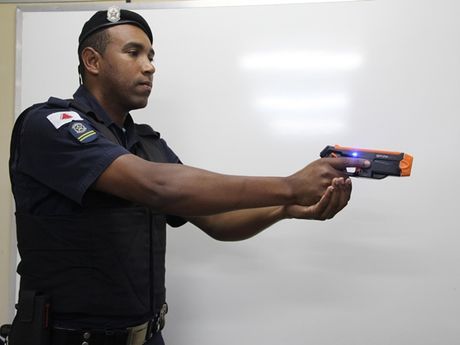 Agentes são treinados para utilizar armas de choque em situações extremas