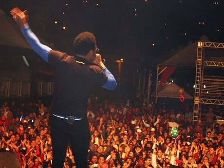 Evento continua nesta quinta com show dos sertanejos Fernando e Sorocaba