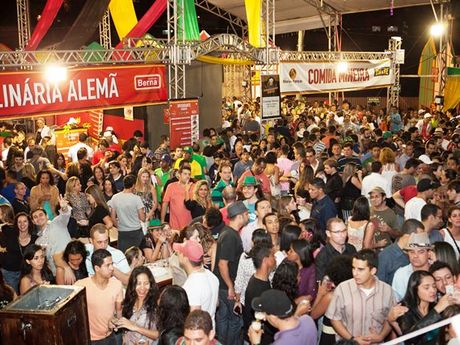 Além da cerveja artesanal, evento contou com barracas de comidas típicas e shows de rock
