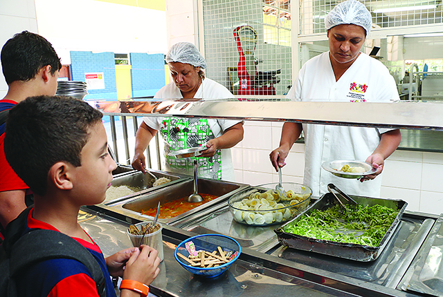 Para oferecer alimentação mais adequada aos alunos, Prefeitura promove mudanças no cardápio