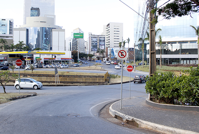 Medida solucionará engarrafamento no trecho entre a rua e a trincheira na MG-030