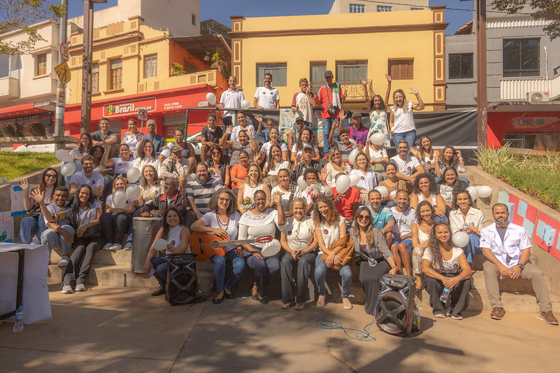 Programação na praça incluiu atividades envolventes e educativas, como apresentações musicais, com a participação de profissionais da área, pacientes e seus familiares / Foto: Isabela Costa/ Prefeitura Nova Lima