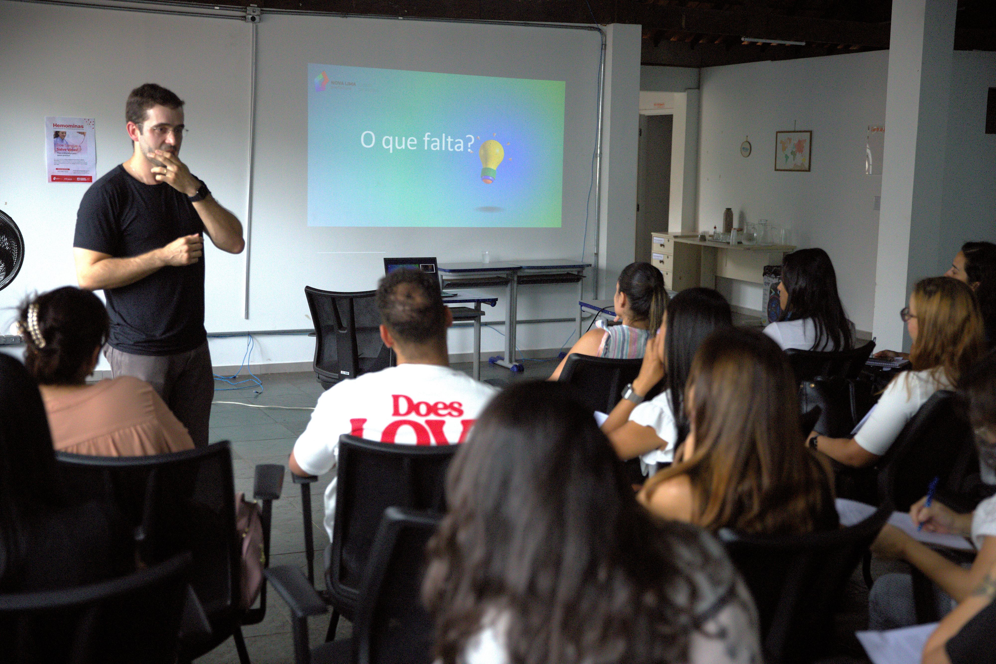 O médico Phelippe Costa de Cerqueira discorre sobre saúde mental para enfermeiros e técnicos / Foto: Welington de Oliveira