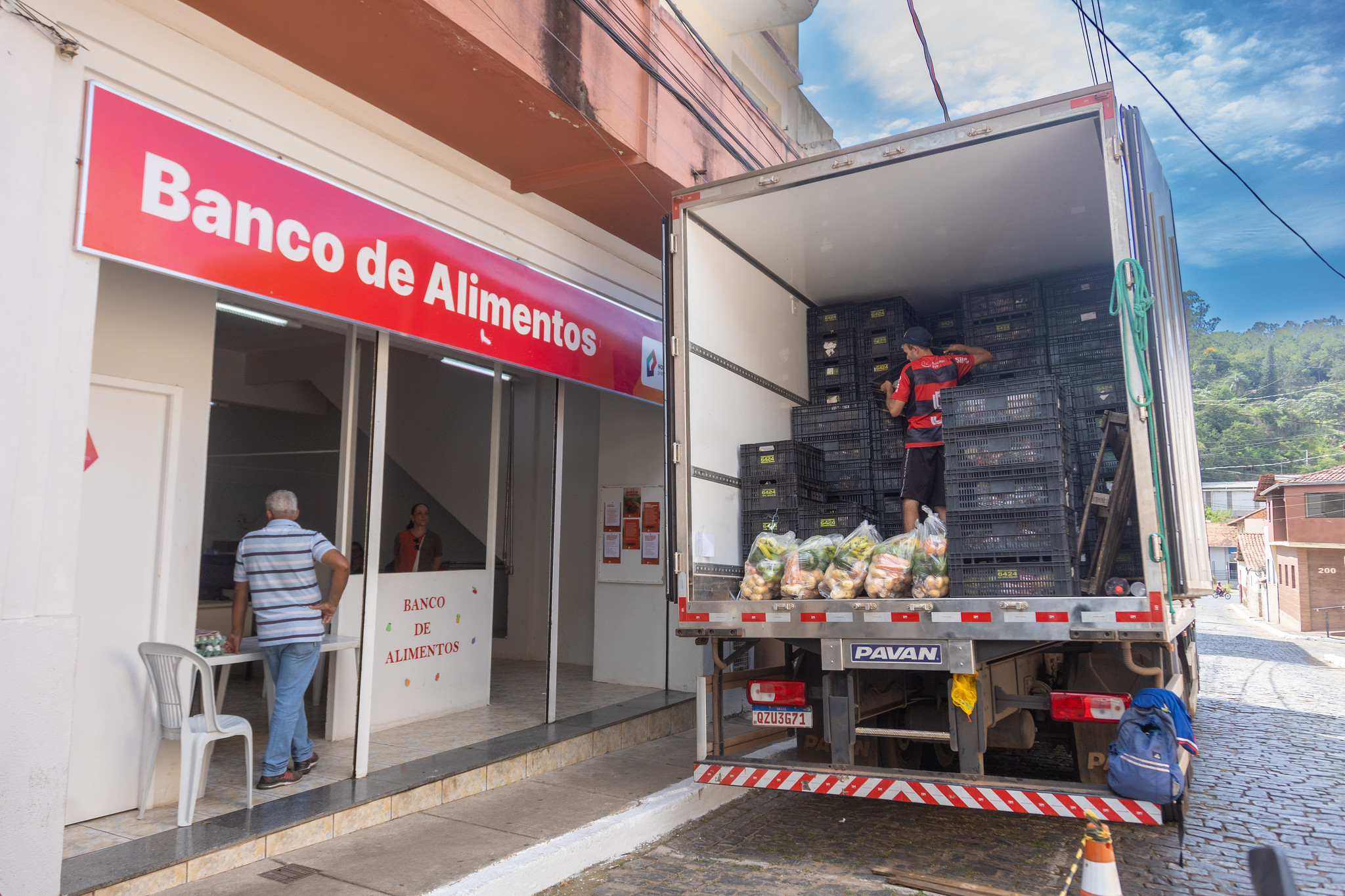 Para manter a qualidade e conservação, produtos são transportados em caminhão refrigerado