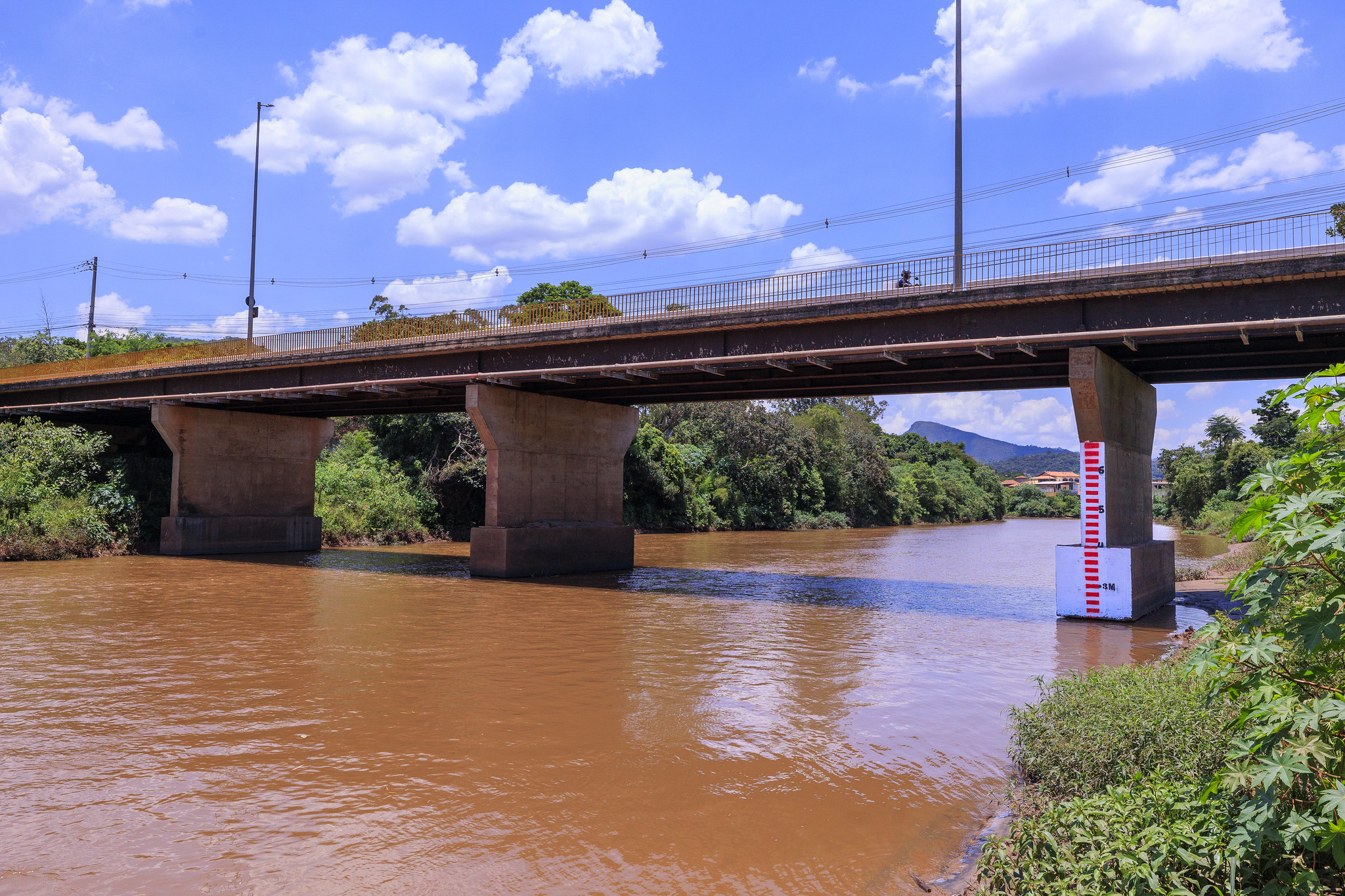 Defesa Civil Municipal otimizou a estrutura da régua no pé da ponte sobre o Rio das Velhas que faz a mediação no trecho em Honório Bicalho